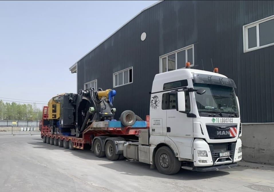 TG Logistics MAN truck with industrial machinery